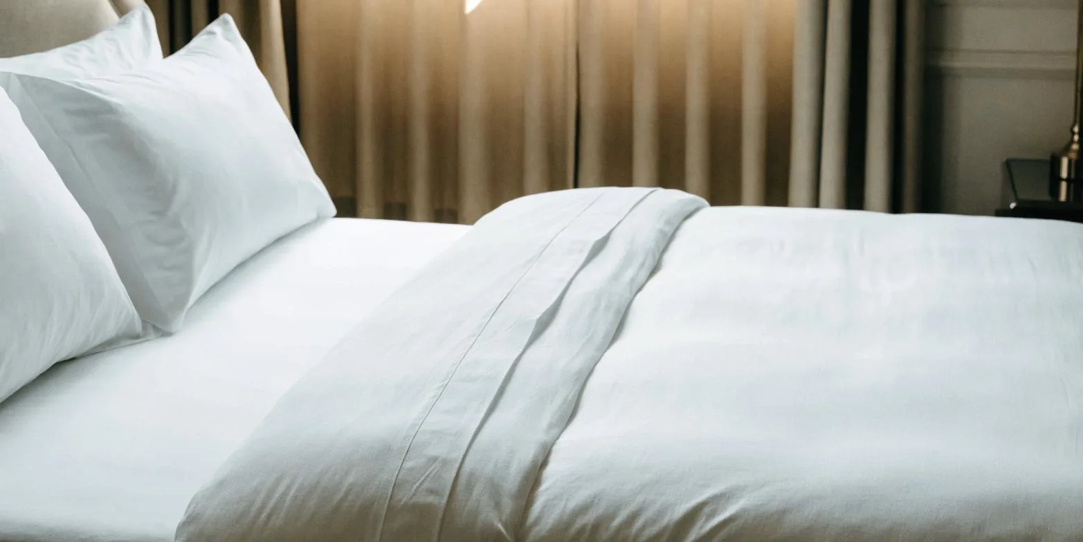 Otel Nevresiminde Tel Sayısı ve İplik Numarası Ne Anlama Gelir? Otel odasında serili beyaz otel nevresim takımı