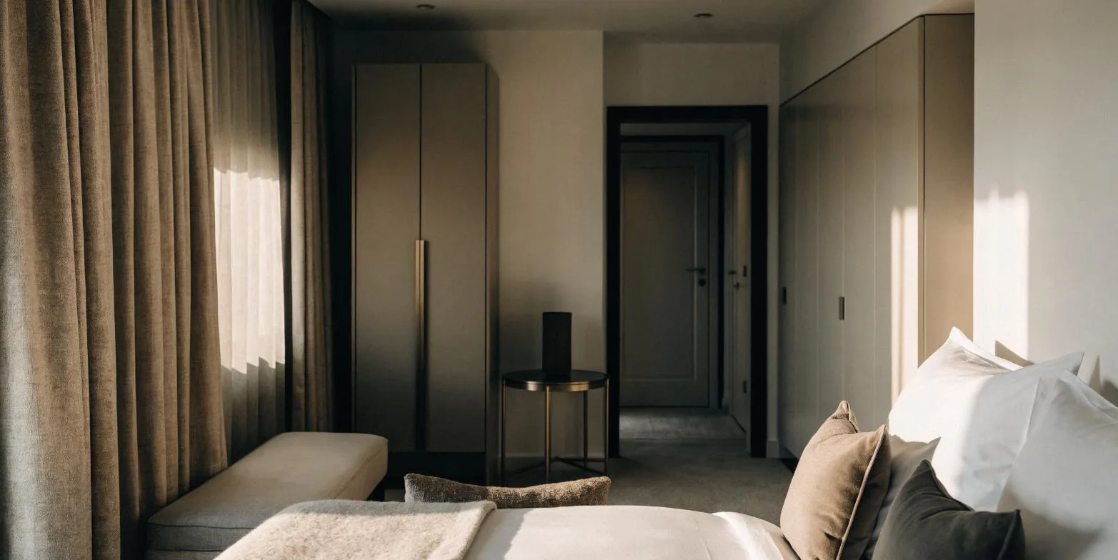 Otel Odası Tekstil Yenileme Rehberi Yenilenmiş otel odasında hazırlanmış yatak ve tekstil ürünleri